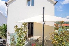 Studio apartment Yucca with balcony, 2-min to the beach and 5 to Trogir, Croatia, Traù, Ciovo