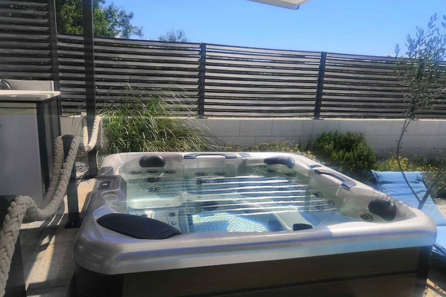 Villa Bambola with private hydromassage heated pool and jacuzzi, for up to 8, Croatia, Traù, Regione spalatino-dalmata