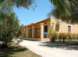 Perfect located holiday apartment | directly at the sea | own beach access | Wifi | Aghios Petros, K, Greece, Kavos, Corfù