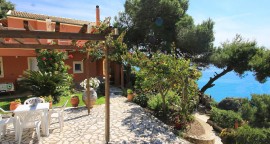 Villa Takis sulla spiaggia di Pelekas Appartamento A con giardino privato e vista mare, Greece, Corfù