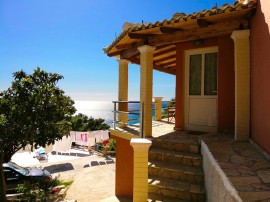 Villa Takis sulla spiaggia di Pelekas Piccola casa con giardino e vista mare, Corfù