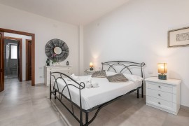 Appartamento per vacanze 'Corelli' in centro città con balcone e aria condizionata, Italia