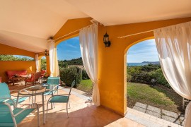 Casa vacanze 'Domixedda' con vista mare, terrazza privata e aria condizionata, Italia