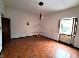 Vendita Appartamento Arezzo. Da ristrutturare, posto auto, riscaldamento autonomo, rif. 110842357 Ve, Italia, Arezzo