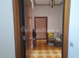 Vendita Appartamento Arezzo. Trilocale in largo 2 Giugno 37. Da ristrutturare, terzo piano, posto au, Italy, Arezzo