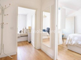 Vendita Appartamento Firenze. Trilocale in piazza d'Ognissanti. Ottimo stato, quarto piano, riscalda, Italia, Firenze
