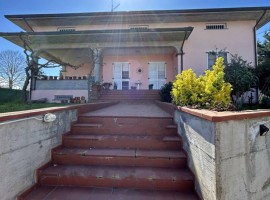Vendita Villa unifamiliare in Località Frassineto Arezzo. Buono stato, posto auto, con balcone, risc, Italia, Arezzo
