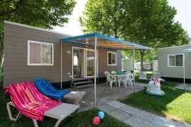 Casa mobile con idromassaggio e giardino privato, Italia, Desenzano Del Garda, Prealpi Gardesane