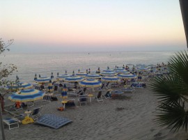 Appartamento sulla spiaggia con AC, cassaforte e balcone - 1.5km, Italy, Locri, Costa Ionica Calabria