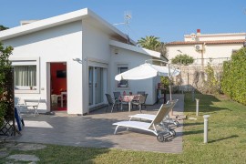 Villa 'Aurora' con terrazza privata, Wi-Fi e aria condizionata, Italia, Fontane Bianche, Cassibile