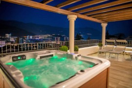 Appartamento attico con jacuzzi sulla terrazza, Montenegro, Budva