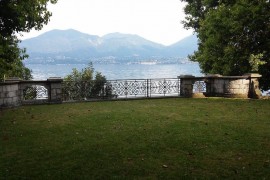 Appartamento immerso nel verde con vista sul lago nella \