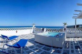 Appartamento vistamare con splendida terrazza attrezzata con Bbq lettini dondolo, Italia, Novaglie, Provincia di Lecce